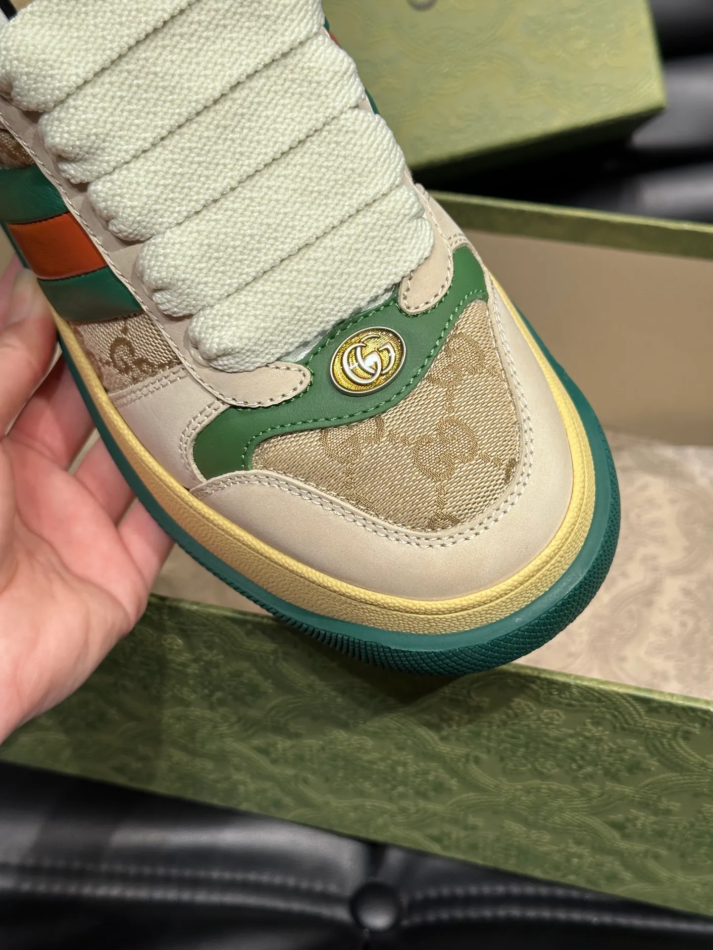 Men's men's shoes 💰p500 "GUCC*" Screener series 👫 Couple style GG thick-soled sneakers, the Screener series is inspired by the classic sneakers of the 1970s, cleverly incorporating the retro Gucci logo, two-color waterproof platform soles, and 5CM thick soles to enhance the aura, conveying the new design concept that a single product should be permanently accompanied by the passage of time, creating a retro distressed effect, decorated with metallic double G oval enamel details! High-quality, versatile classic items, highly recommended. Size female 35-39, male 38-44